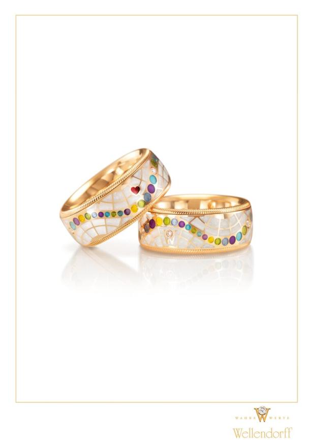 Zwei goldene Wellendorff-Ringe mit bunten Emaille-Punkten und einem kleinen Herz.