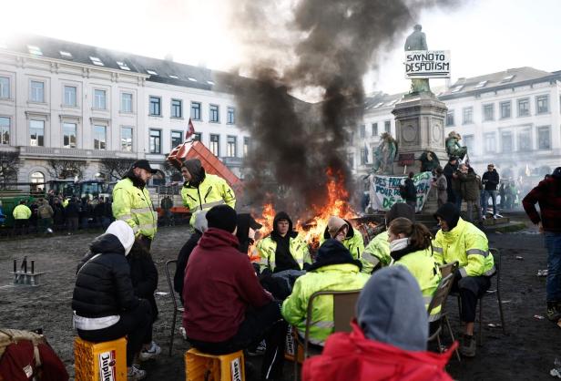 Brände bei Bauernprotesten in Brüssel: EU-Parlament wurde abgeriegelt