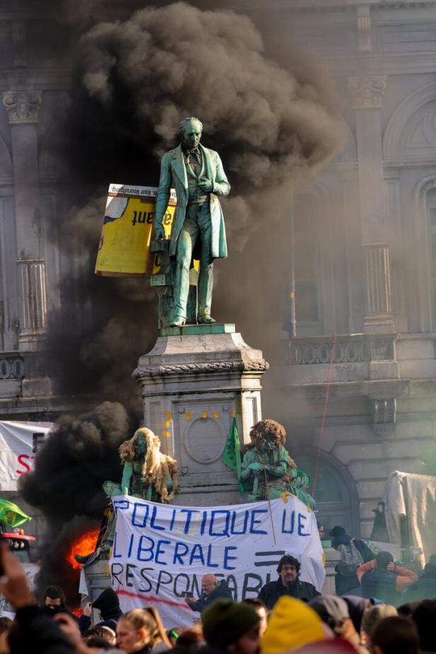 Brände bei Bauernprotesten in Brüssel: EU-Parlament wurde abgeriegelt