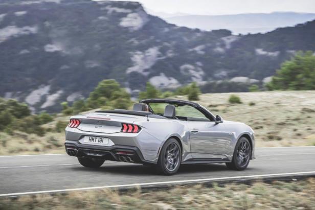 42024fordmustangconvertible.jpg