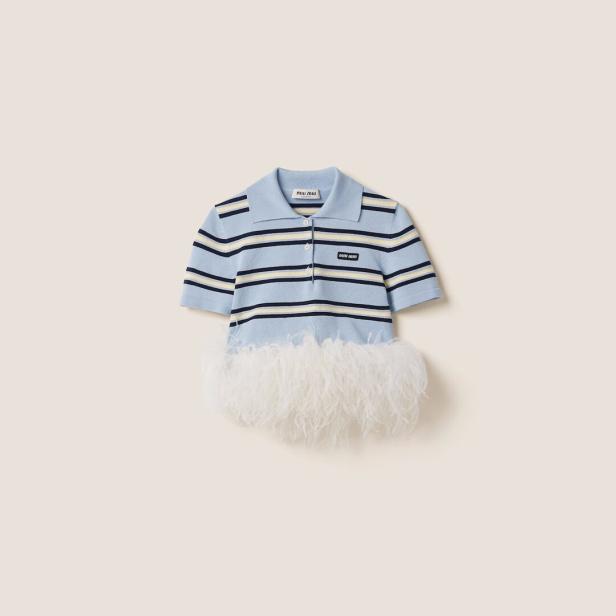 Ein blau-gestreiftes Poloshirt von Miu Miu mit einem Saum aus weißen Federn.