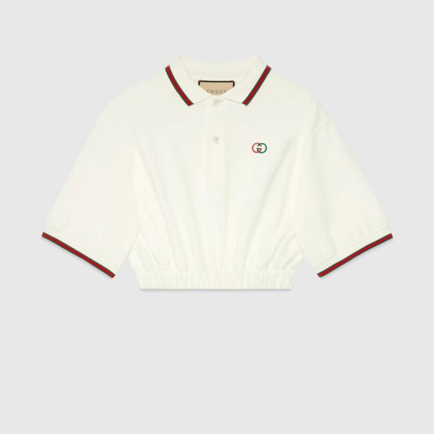 Ein weißes Gucci-Polohemd mit roten und grünen Streifen an Kragen und Ärmeln.