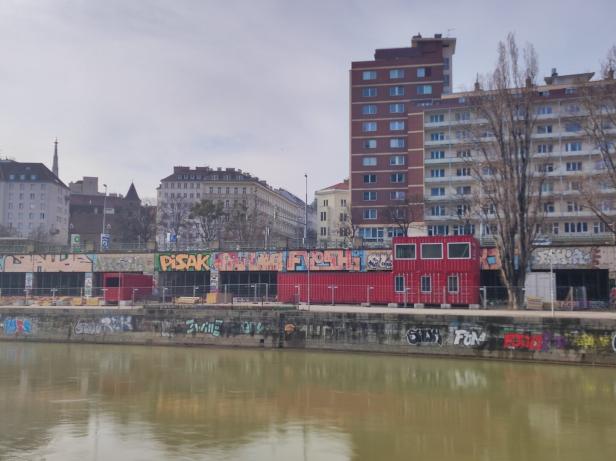 Hier soll das Urban Tribes entstehen, zu sehen sind erste Container