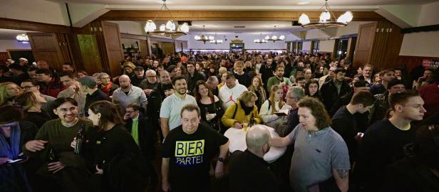 Bierparteitag: Wlazny traf sich mit Hunderten Mitstreitern