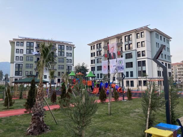 Neue Wohnblöcke warten auf ihre Eröffnung durch Präsident Erdoğan.