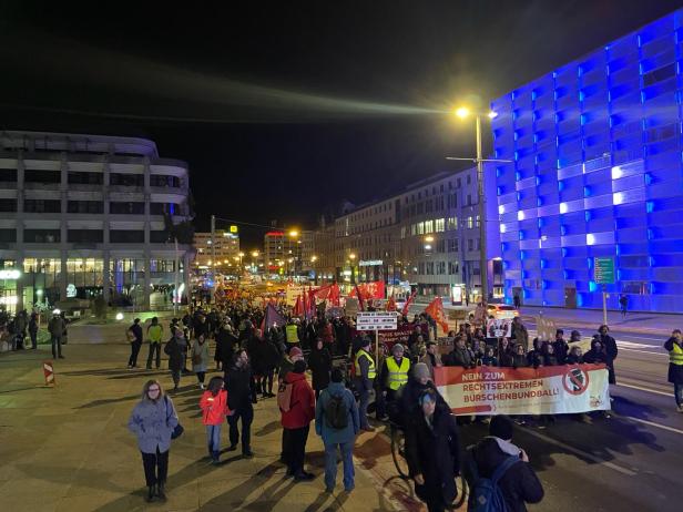 Friedliche Demonstration gegen Burschenbundball in Linz