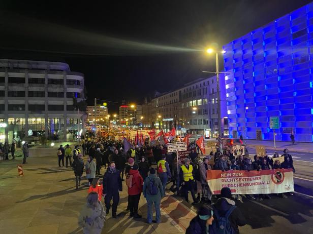 Friedliche Demonstration gegen Burschenbundball in Linz