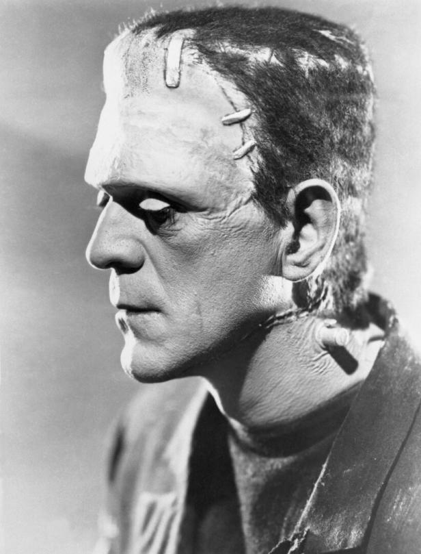 Schwarzweißaufnahme von Boris Karloff als Frankensteins Monster.