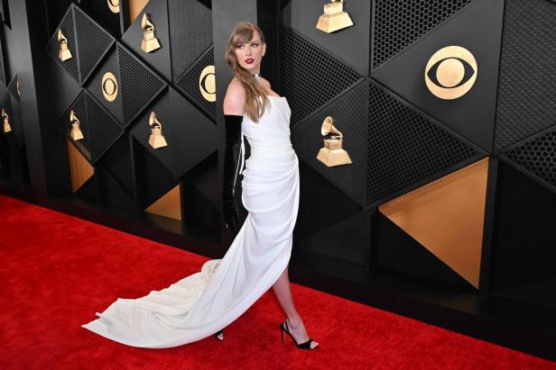 Taylor Swift auf dem roten Teppich bei den Grammy Awards.