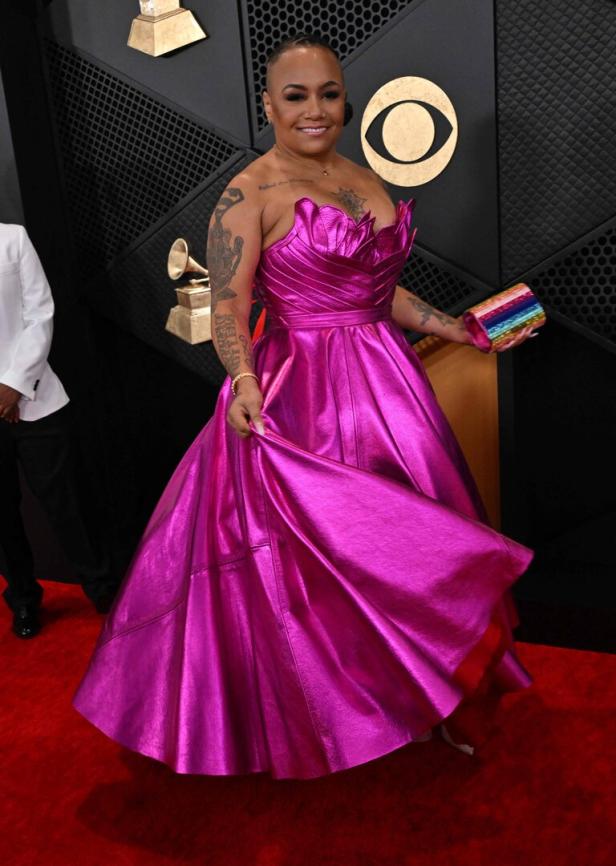 Eine Frau in einem pinkfarbenen Kleid auf dem roten Teppich.