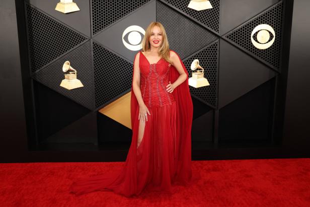 Kylie Minogue in einem roten Kleid auf dem roten Teppich der Grammy Awards.