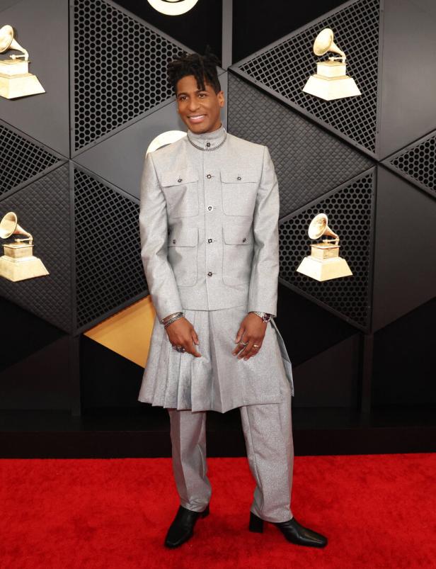 Jon Batiste auf dem roten Teppich bei den Grammy Awards.
