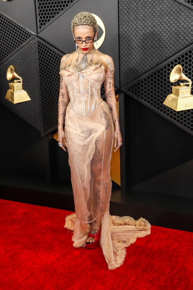 Doja Cat in einem transparenten Kleid auf dem roten Teppich.