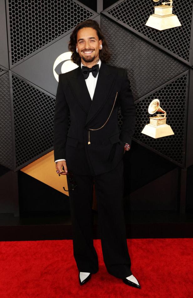 Maluma in einem schwarzen Anzug auf dem roten Teppich der Grammy Awards.