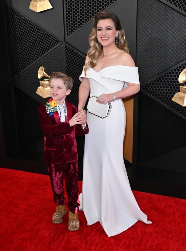 Kelly Clarkson und ihr Sohn auf dem roten Teppich bei einer Preisverleihung.