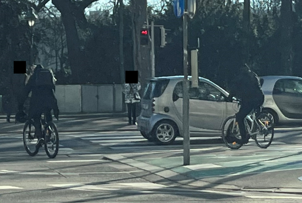 Frau bei Juwelierraub verletzt: Polizei fahndet mit Fotos