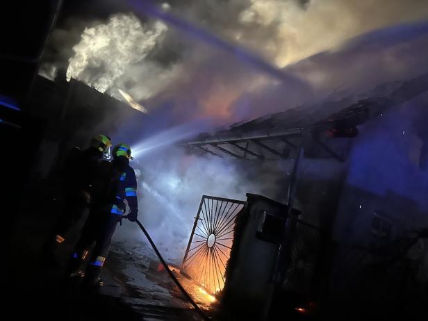 Ollersdorf: Dachstuhl brannte, Bewohner rettete sich ins Freie
