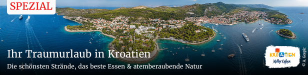 Panoramaaufnahme der kroatischen Küste mit Inseln, Städten und zahlreichen Booten.