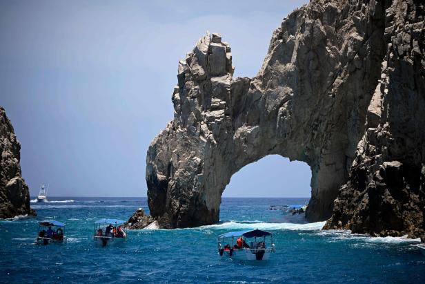 Der Arco-Felsenbogen bei Los Cabos, mit Booten auf dem Wasser.