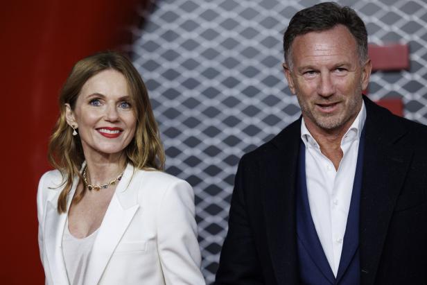 Geri Halliwell und Christian Horner posieren zusammen auf einem Event.