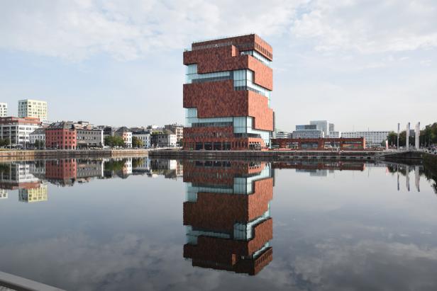 Das Museum aan de Stroom in Antwerpen spiegelt sich im Wasser