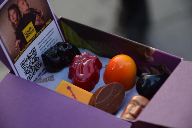 Bunte belgische Pralinen aus Antwerpen in einer lila Schokoladenbox