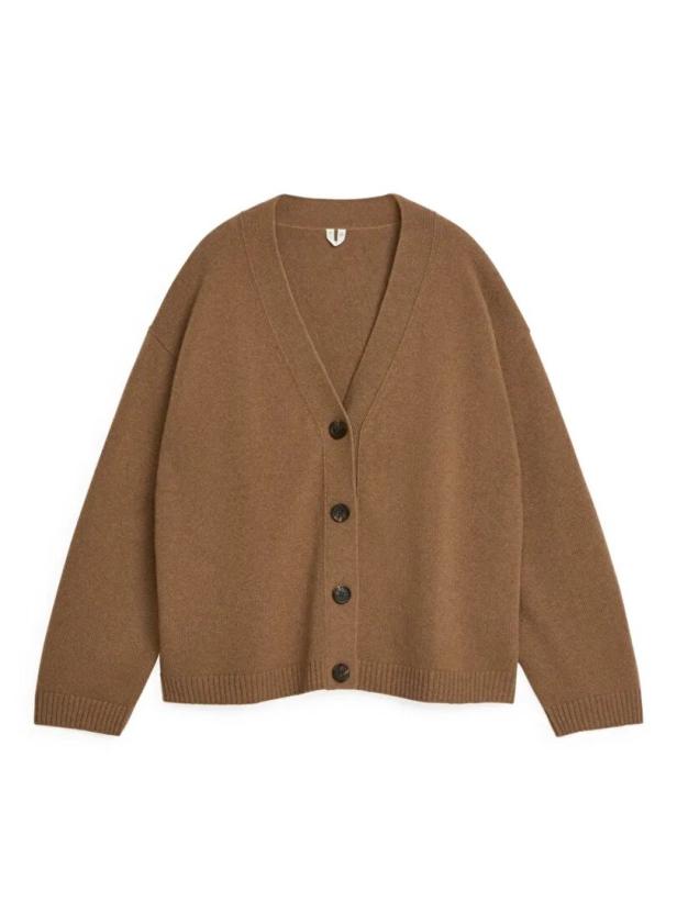 Eine braune Strickjacke mit V-Ausschnitt und Knöpfen.