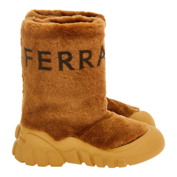 Ein brauner, fellartiger Stiefel mit dem Schriftzug „FERRA“ und einer dicken Sohle.