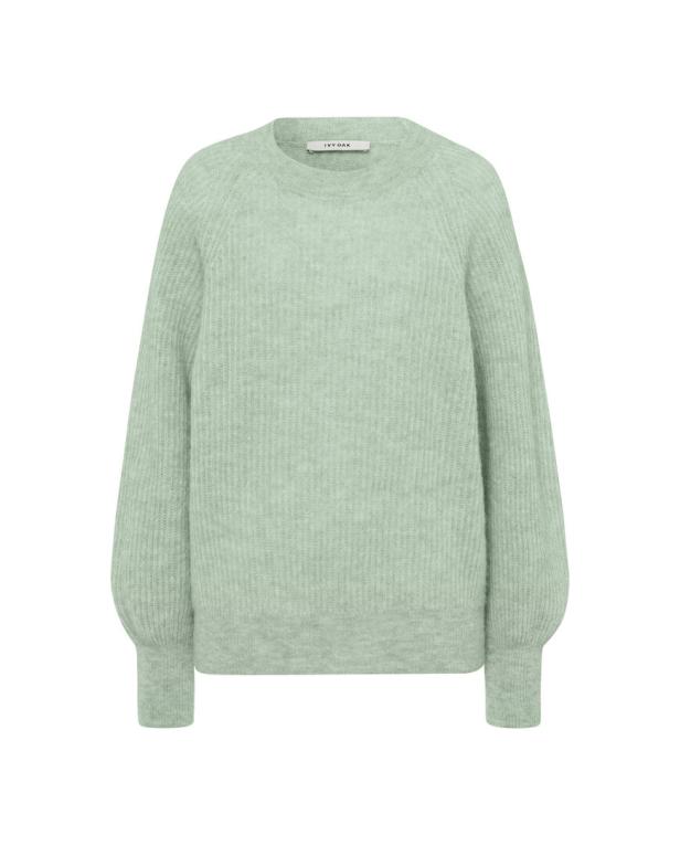 Ein hellgrüner Strickpullover mit langen Ärmeln vor einem weißen Hintergrund.