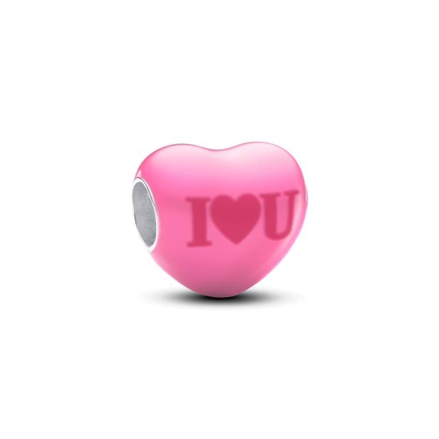 Ein rosa herzförmiger Charm mit der Aufschrift „I Herz U“.