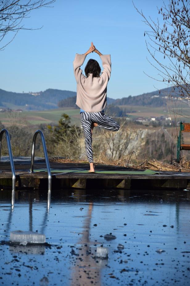 Yoga-Lehrerin Kerstin vor dem Hausteich des Kleebauerhofs