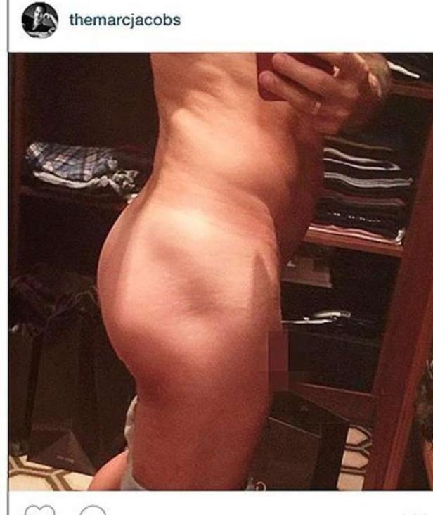 Ein Mann macht ein Selfie von seinem nackten Körper vor einem Kleiderschrank.