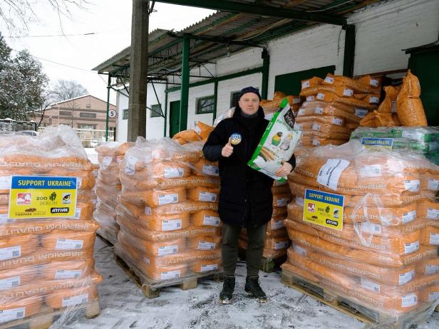 Direktor des Kiewer Zoos, Kyrylo Trantin, mit der Hilfslieferung