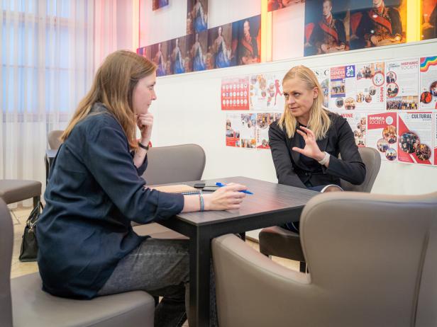 Elina Valtonen war zu Gast in der Diplomatischen Akademie beim "Austrian Institute for European and Security Policy" (hier im Foto mit KURIER-Redakteurin Caroline Ferstl)