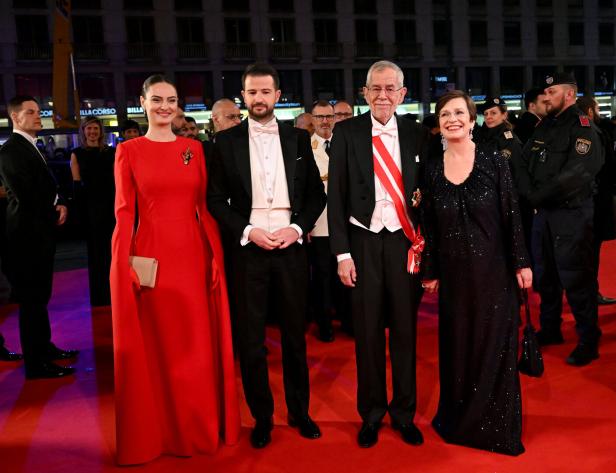Bundespräsident Alexander Van der Bellen mit Gästen auf dem roten Teppich.