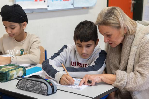 "Freispielerin" Renate Kaiser im Klassenzimmer