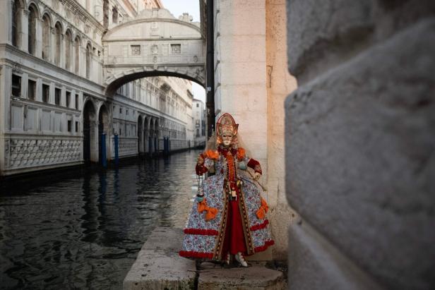 Neuer Damm rettet Karneval in Venedig vor Überflutung
