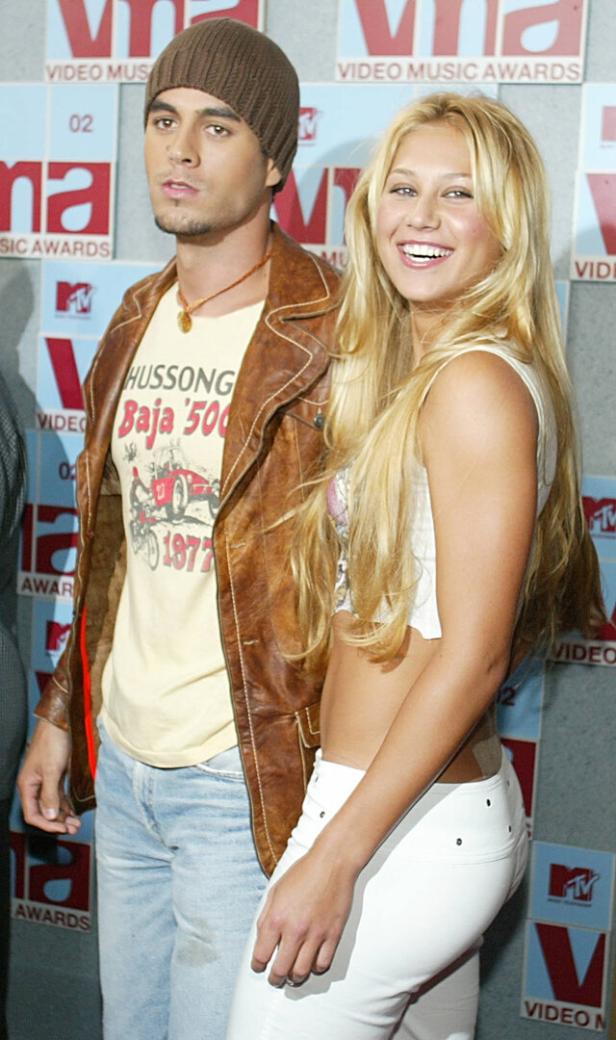 Enrique Iglesias und Anna Kournikova posieren auf dem roten Teppich bei den MTV Video Music Awards.