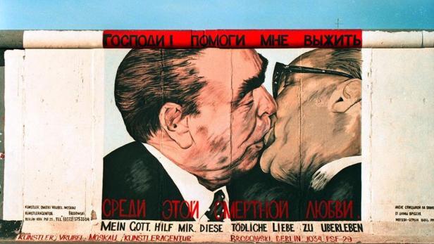 Ein Graffiti an der Berliner Mauer zeigt den Bruderkuss zwischen Honecker und Breschnew.