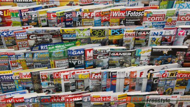 Ein Zeitschriftenstand mit einer großen Auswahl an Computer- und Spielemagazinen.