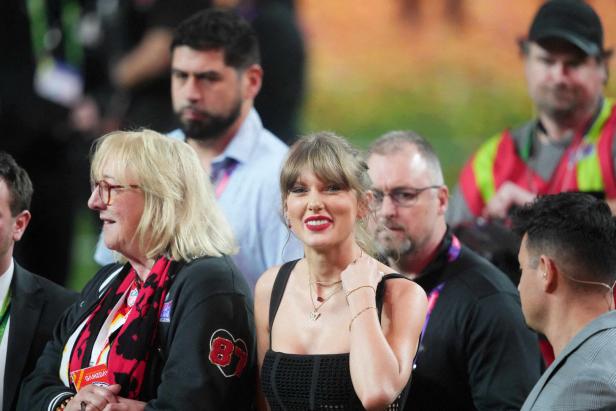 Finale Emotionen: Taylor Swift krönt Super Bowl mit Siegeskuss