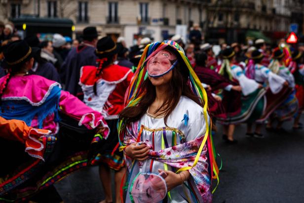 Sambaparade, Holzmasken, Heringswurf: So feiert die Welt Karneval