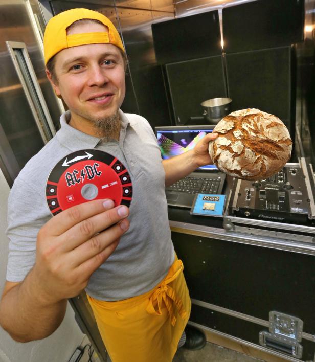 Dieser Bäcker spielt seinem Brot AC/DC vor