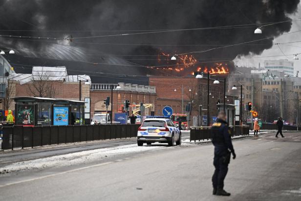 Großbrand in schwedischem Wasserpark: Arbeiter vermisst