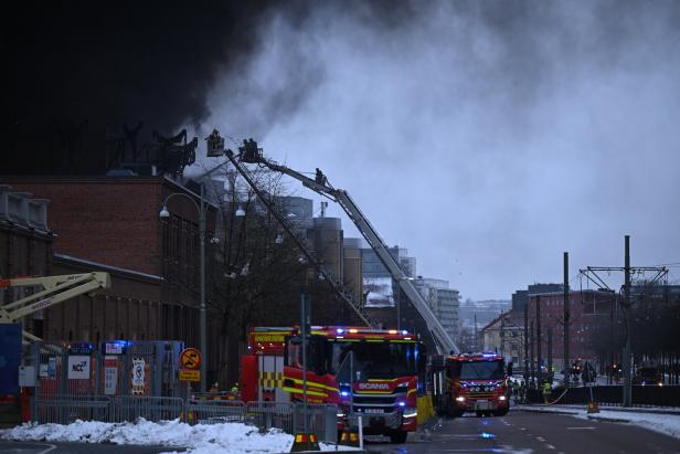 Großbrand in schwedischem Wasserpark: Arbeiter vermisst