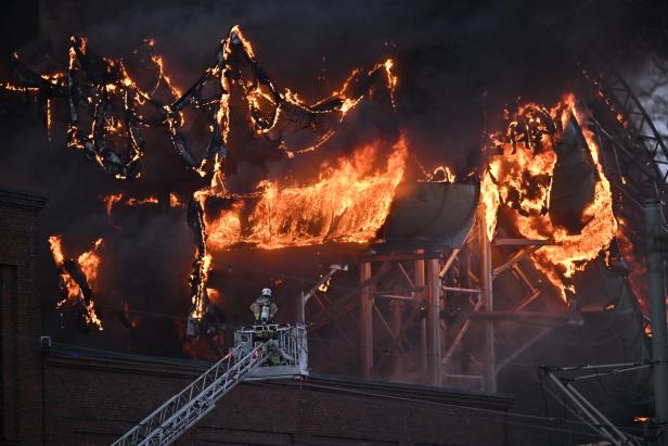 Großbrand in schwedischem Wasserpark: Arbeiter vermisst