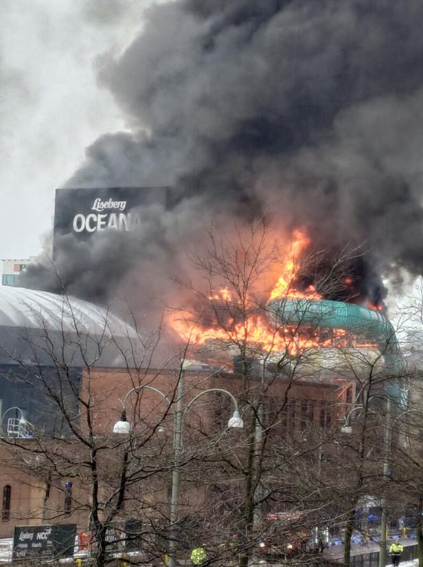 Großbrand in schwedischem Wasserpark: Arbeiter vermisst