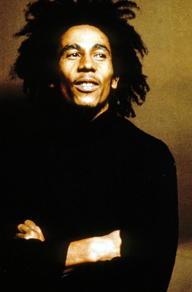 Porträt von Bob Marley mit verschränkten Armen.