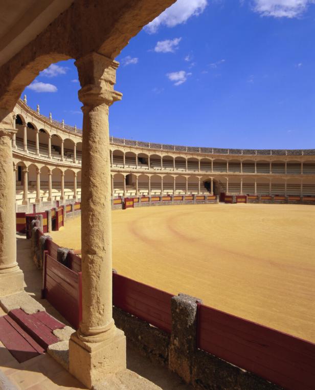 Blick in die leere Stierkampfarena von Ronda, Spanien.