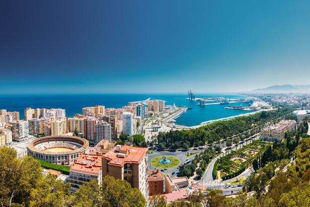 Ein Panoramablick auf Málaga mit der Stierkampfarena und dem Hafen.